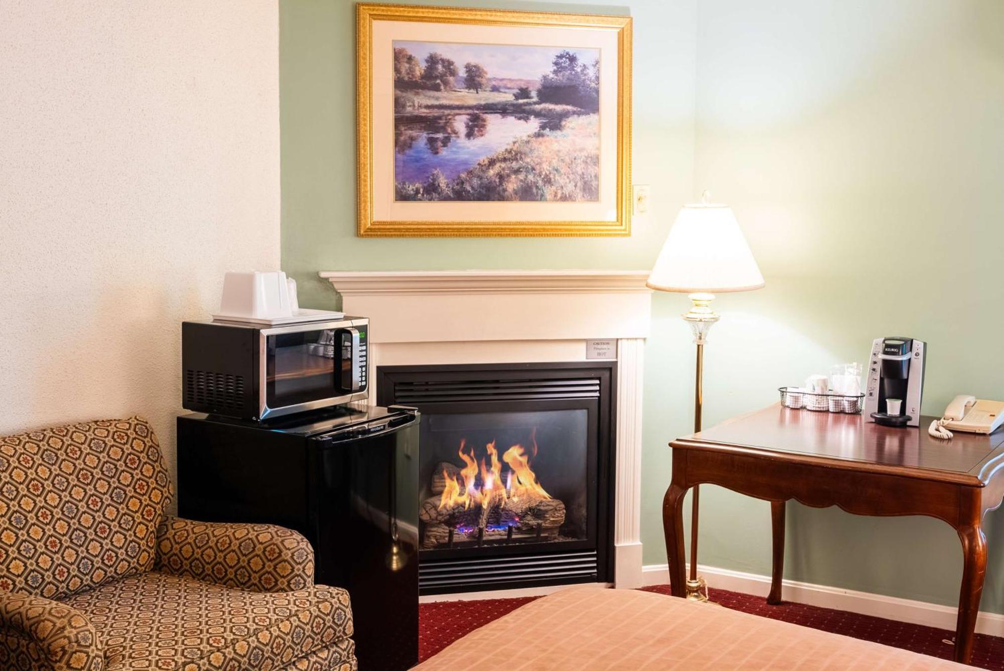 Fireside Inn And Suites Bangor Exterior photo