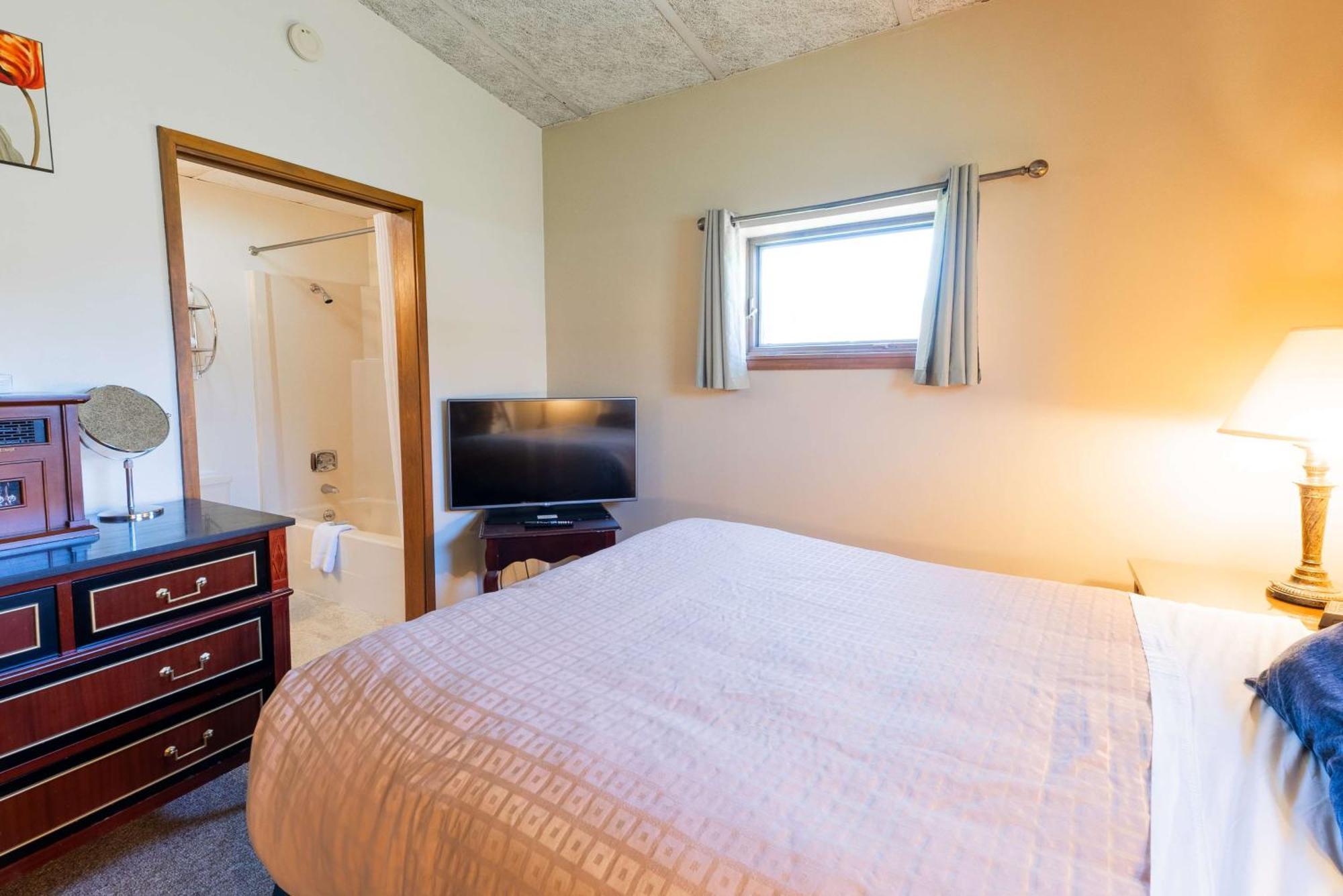 Fireside Inn And Suites Bangor Exterior photo