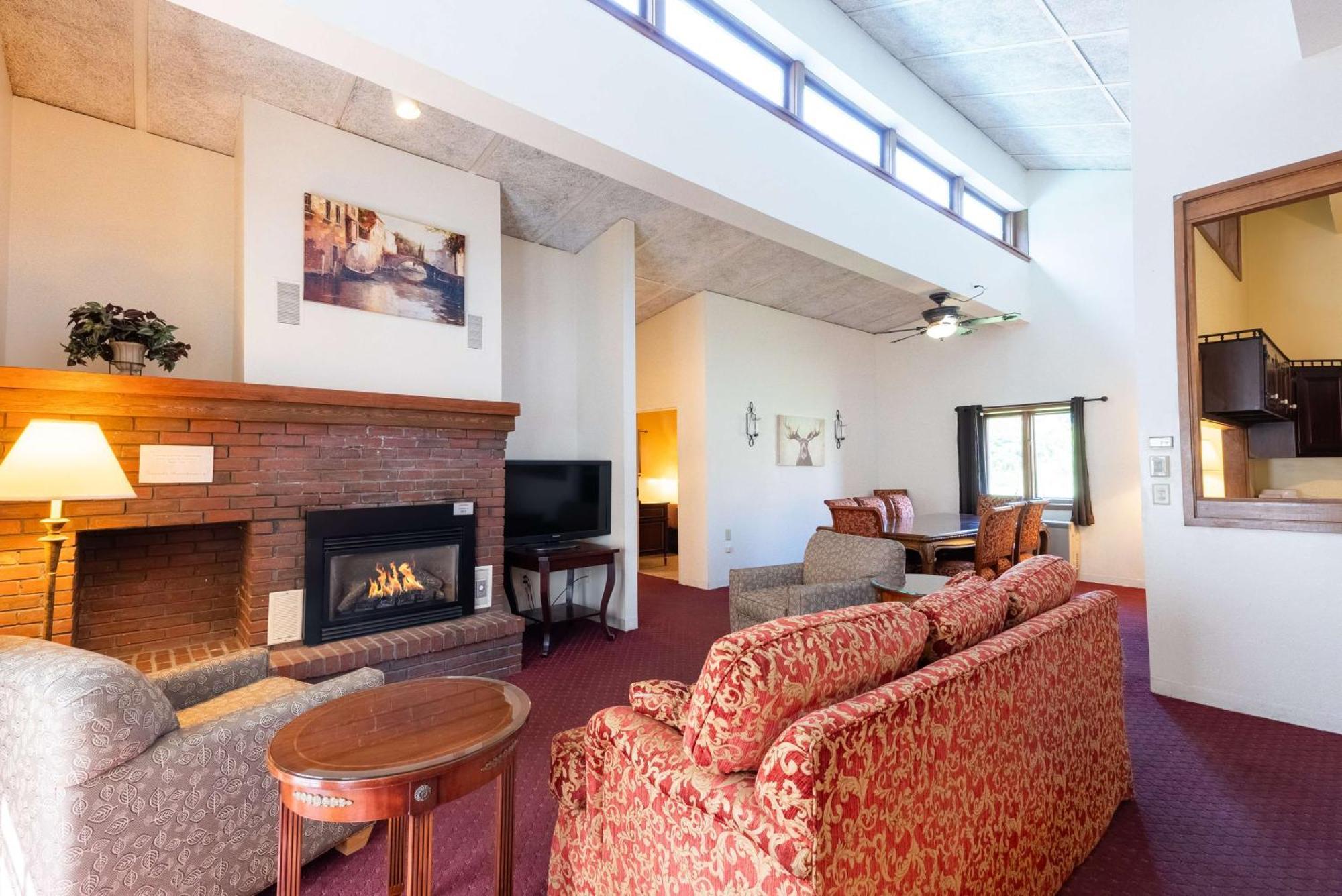 Fireside Inn And Suites Bangor Exterior photo