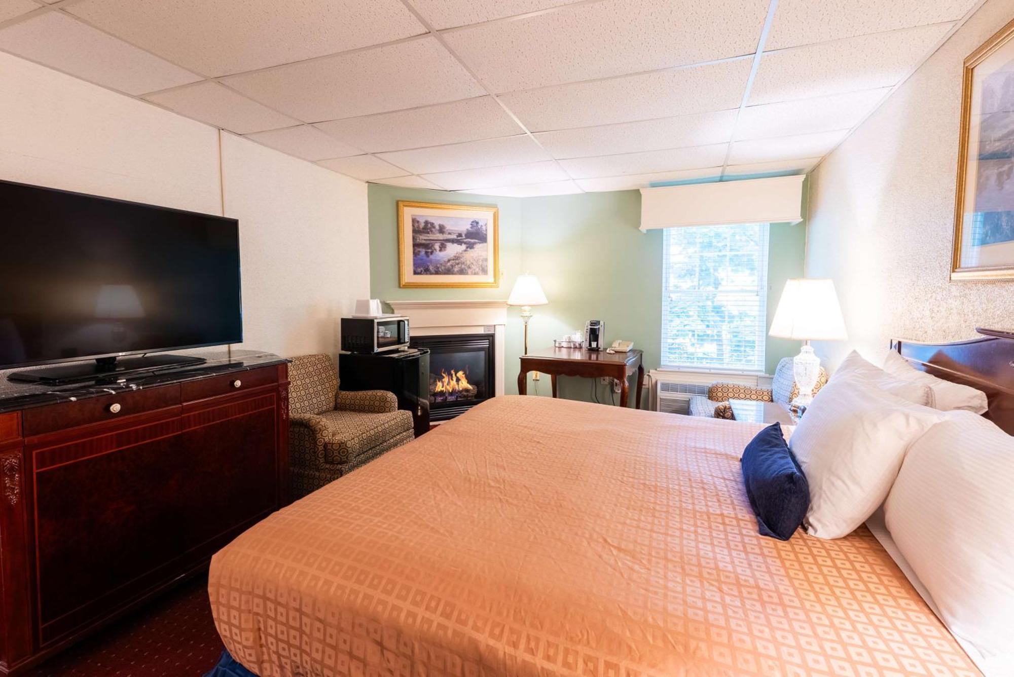 Fireside Inn And Suites Bangor Exterior photo